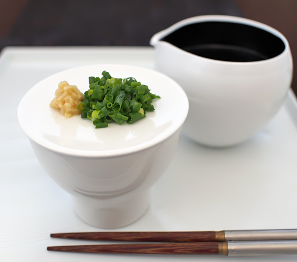 蓋付きのカップは、蓋に薬味をのせて『そばチョコ』として使うのも便利です。- フタ付きフリーカップ〜金善窯〜有田焼