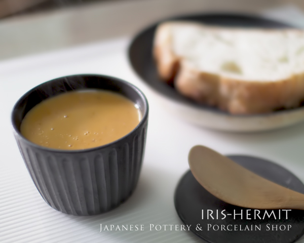 『オマールのビスク（スープ）』に『フランスパン』を添えて。。。- しのぎ蓋付きフリーカップ〜徳太郎窯〜大町