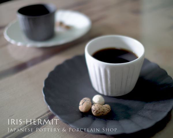 シンプルなソバ猪口スタイルのカップは、カフェなどでは『コーヒーカップ』に使われることも多くなっています。- しのぎ蓋付きフリーカップ〜徳太郎窯〜大町