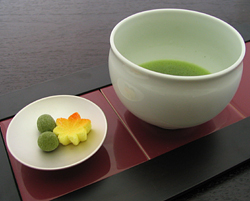 お抹茶の干菓子のお皿に使ってみました。