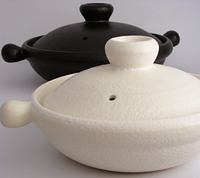円盤型の形状に、丸い持ち手と大きなつまみが付いて、オシャレな土鍋に仕上がっています。