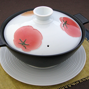こちらの『リム皿』はお揃いの『李荘鍋（ずぼら鉢）』の敷き皿としてもお使い頂けます。