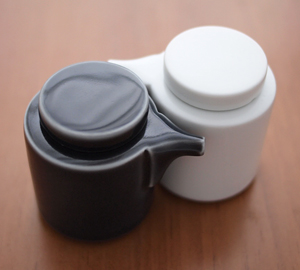 シンプルな筒型のフォルムは、注ぎ口を組み合わせてコンパクトに食卓に置く事が出来ます。