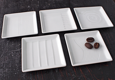 透明感のある白磁に、丁寧に手彫りでデザインを施したシンプルでモダンな取皿は、５種類のデザインをご用意しました。- 白磁手彫スクエア豆皿〜一真窯〜波佐見焼