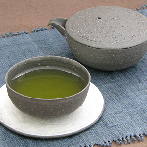 『注ぎ茶入れ子茶器』と一緒に『茶托』として使ってみました♪