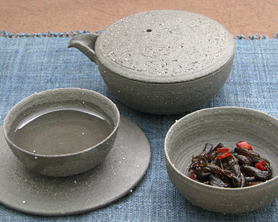 茶漉しの部分が無い宝瓶は、片口の小鉢や、注器としてもお使い頂けます。
