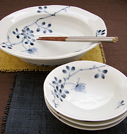 『古染野バラかぶと鉢』に 『お惣菜』 を盛り付けて『小鉢』を『取分け鉢』として合わせるのもオシャレです。
