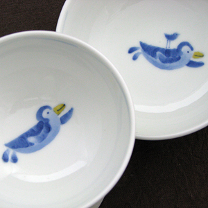 大きい『丸鉢』には『小鳥を背中に乗せたペンギン』が、小さい『豆鉢』には『小鳥のいないペンギン』が描かれています。 
