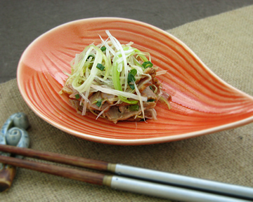 優しいオレンジの器はお料理を華やかに引き立ててくれます。