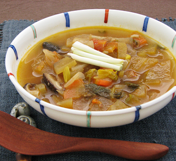 『根菜のスープ』を盛ってみました。ちょっと大きめの鉢は『鍋物』の取鉢や、お惣菜の『盛り鉢』に使うのも便利ではないでしょうか。
