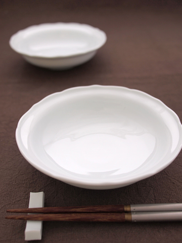有田の伝統を感じさせる、透明感のある奇麗な『白磁』は、器のフォルムの上品さをいっそう際立たせます。