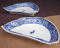 「陶磁器」製の和食器の魅力は、透明感のある「白」も魅力ですが、その白に映える『染付』の『藍』もまた魅力です。