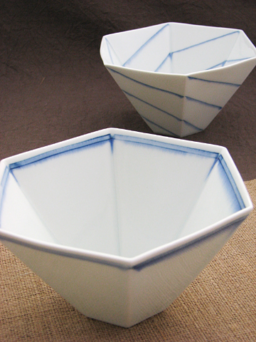 灰釉呉須線六角鉢