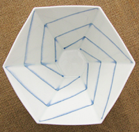 直線的に描かれた『螺旋』のデザインが器のシャープな六角のフォルムにマッチして、とてもモダンでオシャレに仕上がっています♪