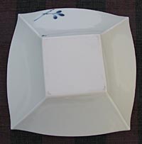 石膏の型はほぼ直線的な四角形で、器の生地も型同様直線的な形状なのですが、焼成されて完成した作品は、何とも言えない曲線のフォルムに仕上がっています。