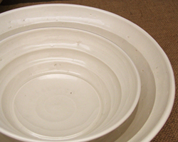 「土肌白磁手彫小鉢」と比べたサイズです