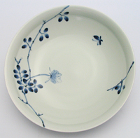 シックな古染付で描かれた『野バラ』と『蝶』が、丸い鉢に余白を活かした構図で上品に描き込まれています。