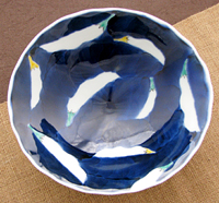 深く引き込まれそうな『呉須濃（ゴスダミ）』の『藍』の色が、何とも言えない鮮やかさで発色した素敵な多用鉢です。