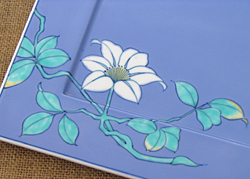 『色鍋島』の特徴は、繊細で上品な手描きの絵柄