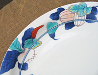『色鍋島』の特徴は、繊細で上品な手描きの絵柄にあります