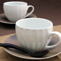 『白』 (白磁)と 『茶』 (焼〆)の対照的な組み合わせがモダンでオシャレです。