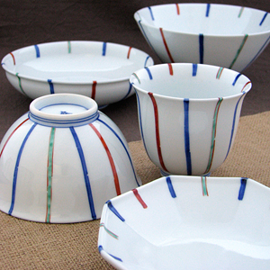 『三色十草シリーズ』の製品には、同じデザインラインで『反茶付』『湯呑』『取鉢』『小鉢』『八角小皿』『珈琲カップ』のアイテムをご用意しました♪
