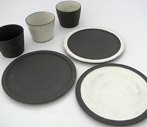 荒石混じりの『黒陶』の陶土を使い、ロクロ成型の手作りでシンプルなソバ猪口型に成型しています。