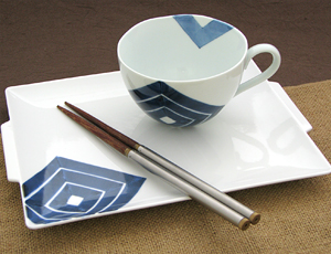 『歌舞伎』にまつわる紋様で、三つの『升』を重ねた様をデザインにしたもので『三升紋』（みますもん）と呼ばれる紋様です。