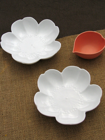 清潔感溢れる桜の素敵な小皿です♪真っ白な新鮮な気持ちで新しい季節を迎えませんか♪ - 白磁桜小皿〜泰山窯〜有田焼