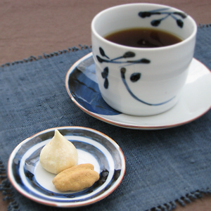 小さい『豆皿』は、ちょっとした『お菓子』や『おつまみ』などを入れたり、お醤油の『千代口』などお使い頂けます。