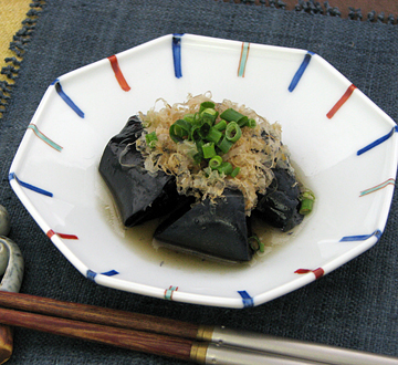 『型打ち成形』で仕上げた和食器らしい八角形のフォルムが魅力です。