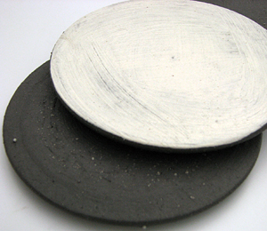 『黒陶』の陶土には『荒石』が混ざっていますので、表面に『荒石』の粒が見えるものや、ザラツキのある製品です。