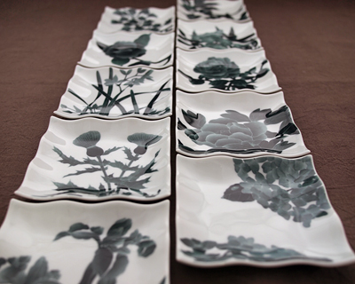 まるで『印刷』と言われても気付かないほど繊細で精密な線描きが『鍋島』の作品の特徴です。