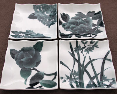 花の形や構図の異なる絵柄で、それぞれに個性を感じさせるお皿は、並べても奇麗です。