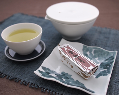 ちょっとした和菓子などの『銘々皿』として、お茶などの席に似合いますね。