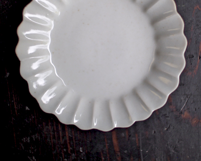 和食器らしい菊を象った小皿を、古陶磁のような風合いで仕上げました。- 李朝白磁天平菊型小皿〜有田製窯〜有田焼