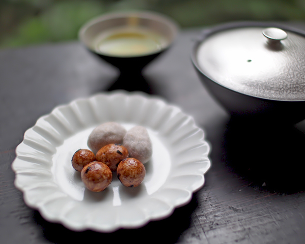 素朴な和食器には素朴な和菓子がよく似合います。- 李朝白磁天平菊型小皿〜有田製窯〜有田焼