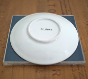 CDと比べるとこれくらいのサイズです。- 和紙染めオリーブ小皿〜陶房青〜波佐見焼