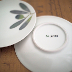 銘は『ミワコ』さんが在籍していた当時に立ち上げたブランド『M.Pots』の銘が記されています。- 和紙染めオリーブ小皿〜陶房青〜波佐見焼