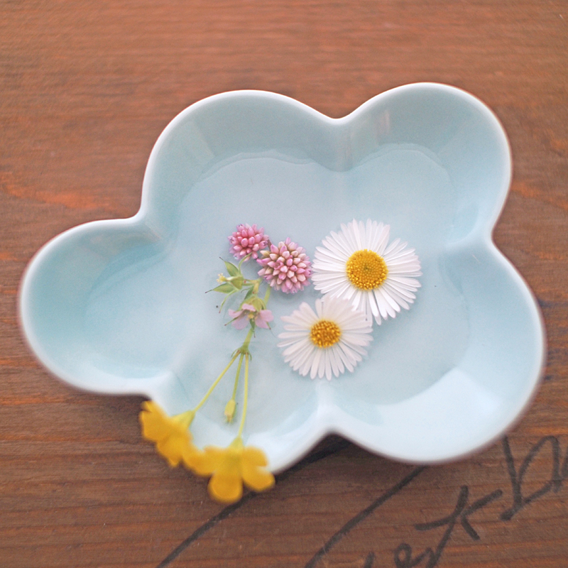 水を張った『青空色』の豆皿に『小さな花』を浮かべてみました。- クラウド豆皿〜金善窯〜有田焼