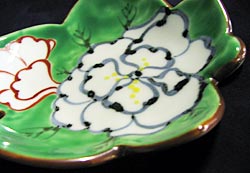 染錦グリーン濃花葉型皿