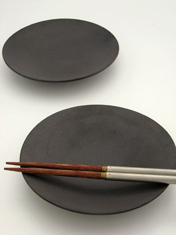 黒焼〆変形丸和皿