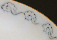 『墨色』に見える『染付』ですが、使っている『呉須絵具』は『染付祝美形皿』と同じ『染付』で描いたものです。