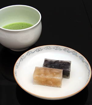 『美形朴碗』に『抹茶』を入れ、和菓子の『銘々皿』に使ってみました。