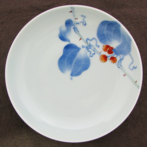 『真円』の洗練されたお皿に、『ミワコ』さんデザインの『山帰来』の絵柄が素朴に映えています。