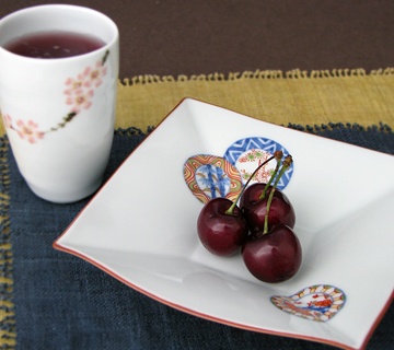 和食器ならではの素朴な華やかさに惹かれます。。