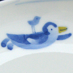 『丸皿』には『丸鉢』と同じ『小鳥を背中に乗せたペンギン』が描かれています。