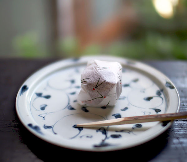 古陶磁の味わいの和皿は、素朴な和菓子がよく似合います。- 古染唐花天平５寸平皿〜有田製窯〜有田焼