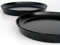 このお皿の特徴は広く平らな底の部分と適度な深みです。