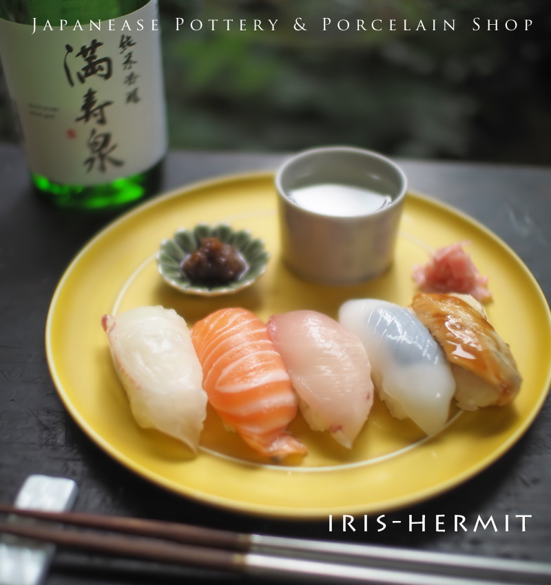 『イエロー』のお皿を『お寿司プレート』に、『日本酒』と『珍味』を添えてみました。。- ブラスト２２丸プレート皿〜+IH〜有田焼